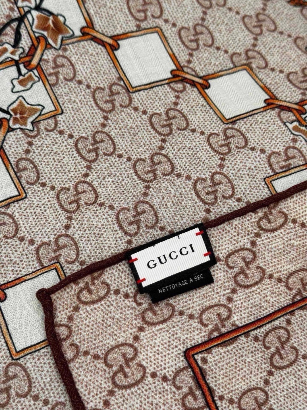 🆕  Gucci新款方巾 Gucci动物和花卉印花 品牌典藏图案在与全新醒目印花的衬托下熠熠生辉。这款方巾匠心缀饰动物和