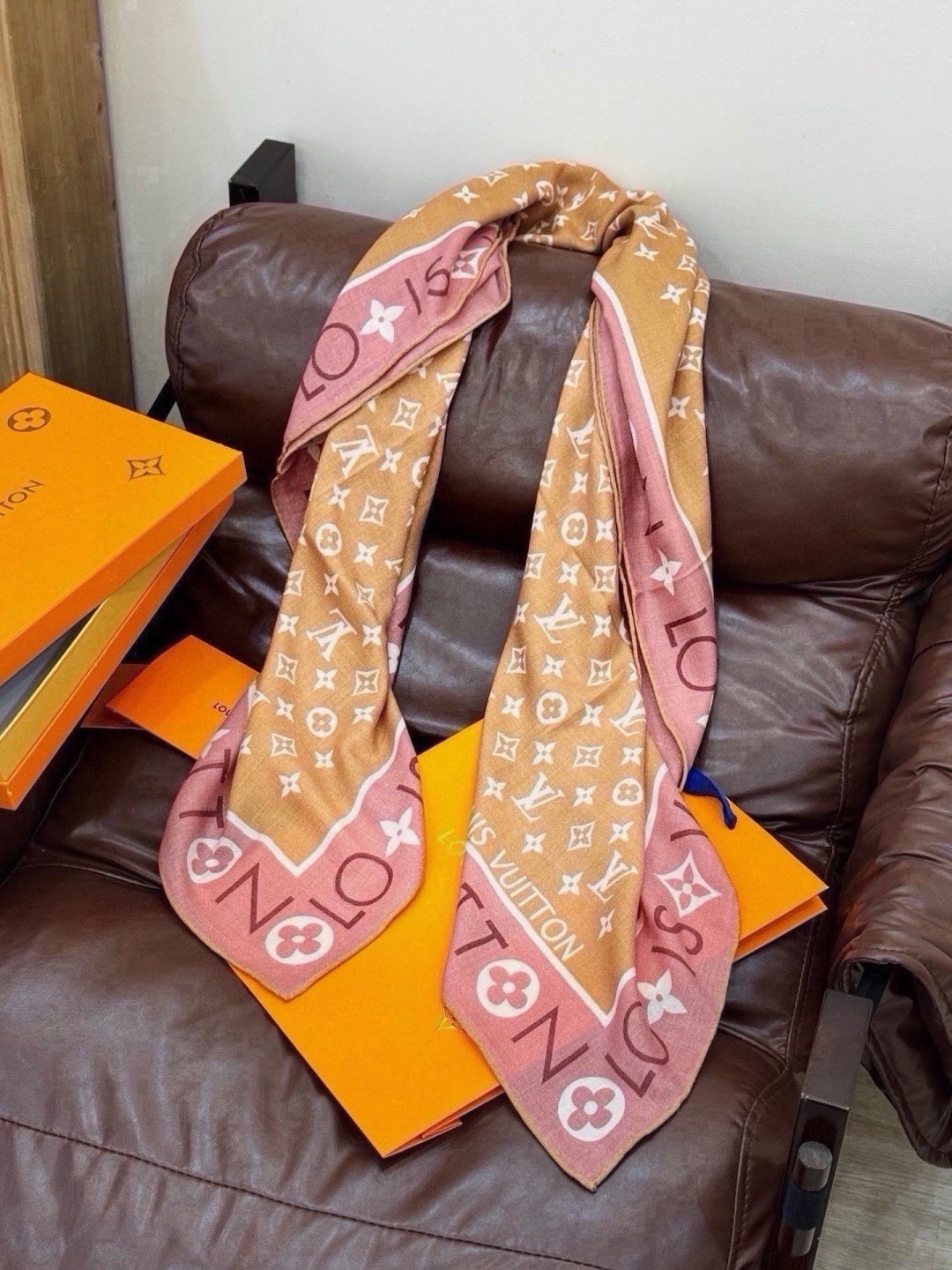 🆕 MONOGRAM INFINITY 140丝绒方巾 【140顶级丝绒双面同色】 Monogram Infinit 🆕 MONOGRAM INFINITY 140丝绒方巾 【140顶级丝绒双面同色】 Monogram Infinit