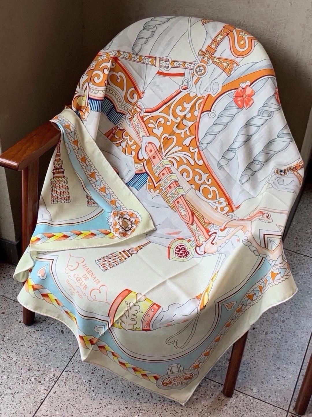 🆕  【双面同色】原单爱马仕140cm丝绒方巾💕 甜蜜的鞍具，装饰家芳登和佩西耶设计的一款餐盘增添骑士般的浪漫气息，该餐