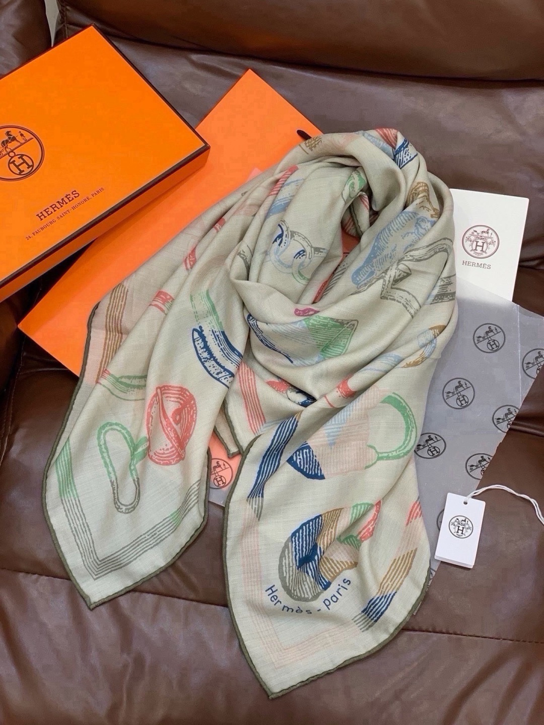 🆕 爱马仕(Hermes)【💗】 | “马具故事的诗意回顾”140披肩 【上新❤️】 永远秉承高品质 手工卷边羊绒和 🆕 爱马仕(Hermes)【💗】 | “马具故事的诗意回顾”140披肩 【上新❤️】 永远秉承高品质 手工卷边羊绒和