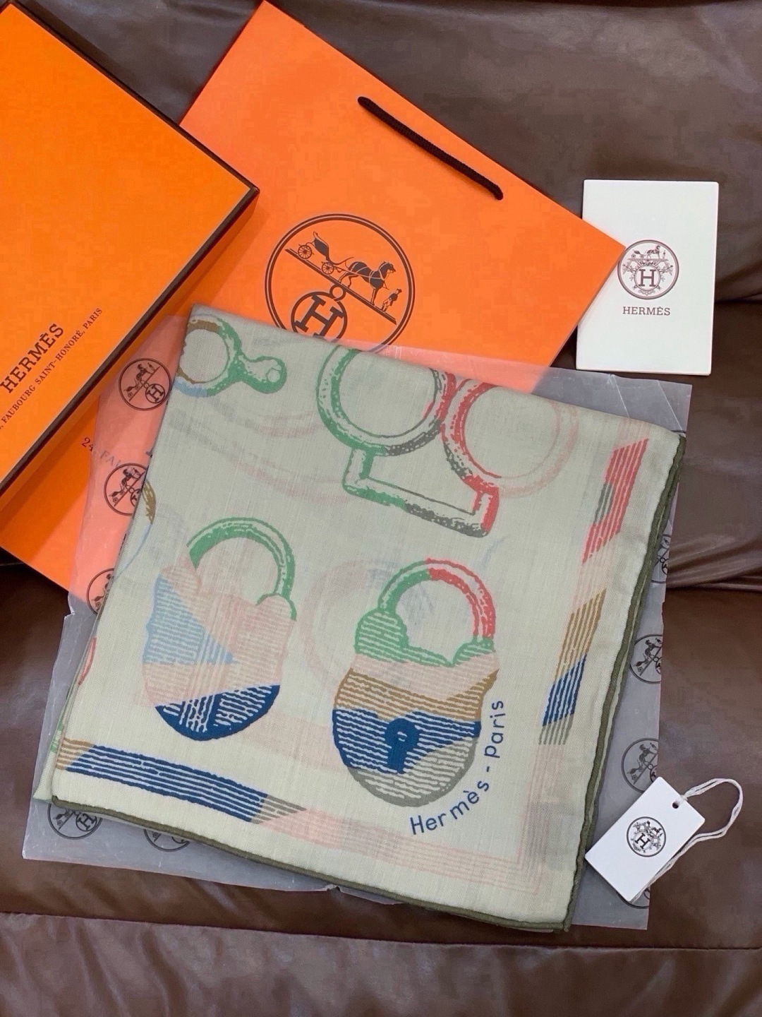 🆕 爱马仕(Hermes)【💗】 | “马具故事的诗意回顾”140披肩 【上新❤️】 永远秉承高品质 手工卷边羊绒和 🆕 爱马仕(Hermes)【💗】 | “马具故事的诗意回顾”140披肩 【上新❤️】 永远秉承高品质 手工卷边羊绒和