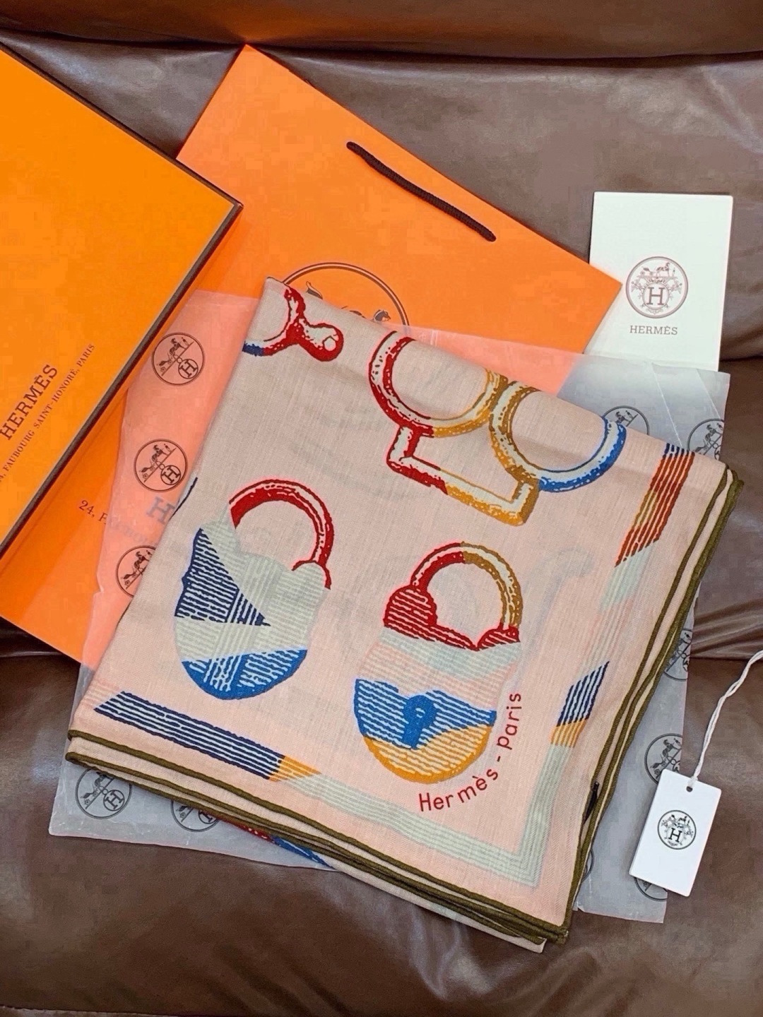 🆕  爱马仕(Hermes)【💗】 | “马具故事的诗意回顾”140披肩  【上新❤️】 永远秉承高品质 手工卷边羊绒和