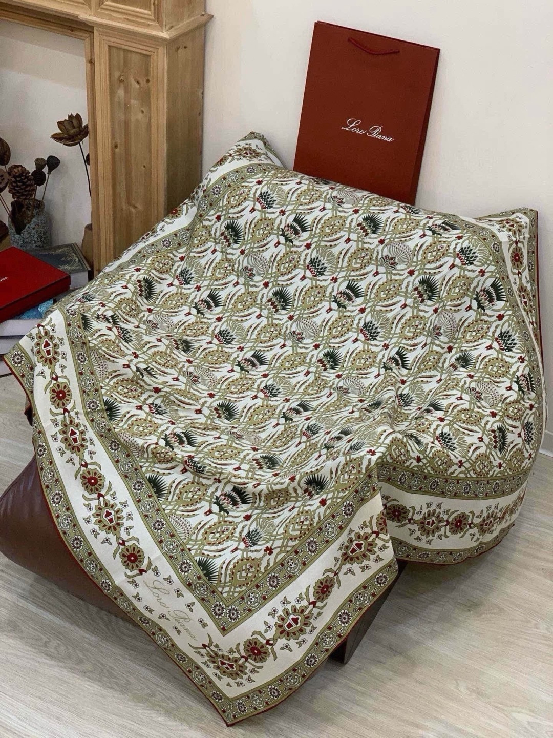 🆕  💟ETRo 秋冬抢先 上新💞【双面同色丝绒方巾】手工卷边山羊绒和真丝混纺披肩（70%山羊绒，30%桑蚕丝） 这款披