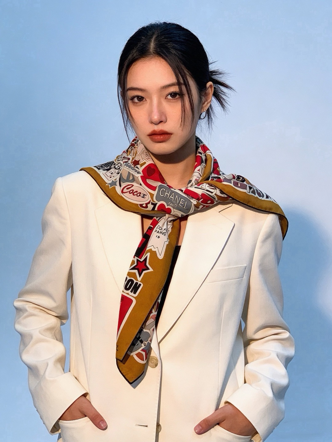 🆕 高级成衣系列~Chanel 【140双面同色丝绒披肩】 此系列谱写一曲自由轻灵的赞歌 本系列作品创新演绎品牌的 🆕 高级成衣系列~Chanel 【140双面同色丝绒披肩】 此系列谱写一曲自由轻灵的赞歌 本系列作品创新演绎品牌的