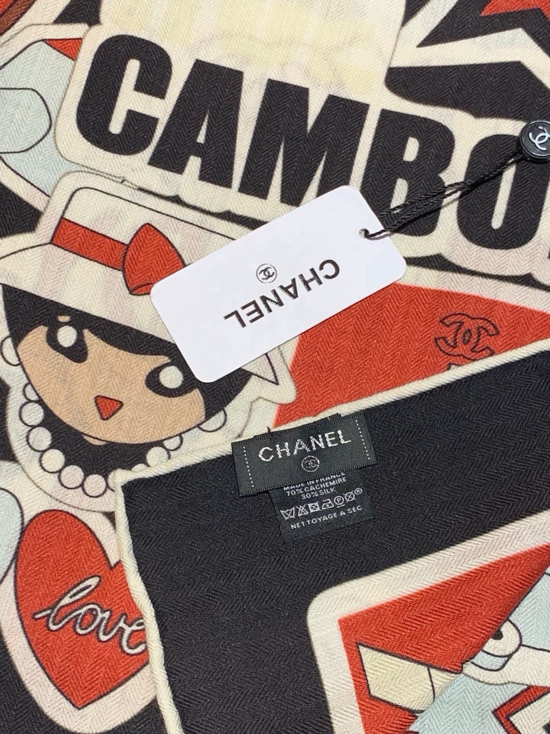 🆕 高级成衣系列~Chanel 【140双面同色丝绒披肩】 此系列谱写一曲自由轻灵的赞歌 本系列作品创新演绎品牌的 🆕 高级成衣系列~Chanel 【140双面同色丝绒披肩】 此系列谱写一曲自由轻灵的赞歌 本系列作品创新演绎品牌的