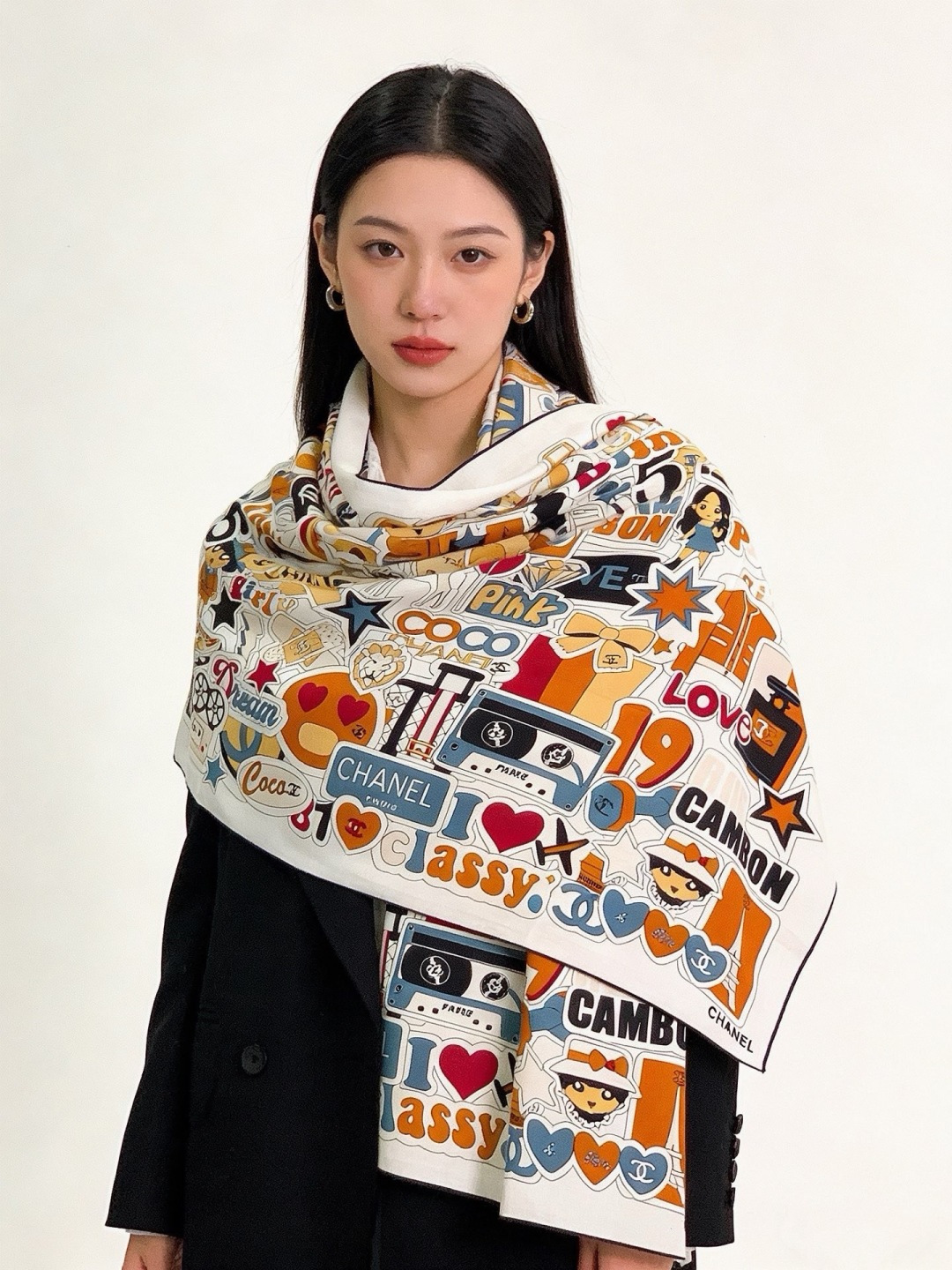 🆕 高级成衣系列~Chanel 【140双面同色丝绒披肩】 此系列谱写一曲自由轻灵的赞歌 本系列作品创新演绎品牌的 🆕 高级成衣系列~Chanel 【140双面同色丝绒披肩】 此系列谱写一曲自由轻灵的赞歌 本系列作品创新演绎品牌的