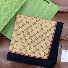🆕 Gucci~140双面丝绒披肩 马衔扣细节和GG图案以精致色调匠心呈献,意在向品牌与马术世界的深厚渊源致敬。这款 🆕 Gucci~140双面丝绒披肩 马衔扣细节和GG图案以精致色调匠心呈献,意在向品牌与马术世界的深厚渊源致敬。这款