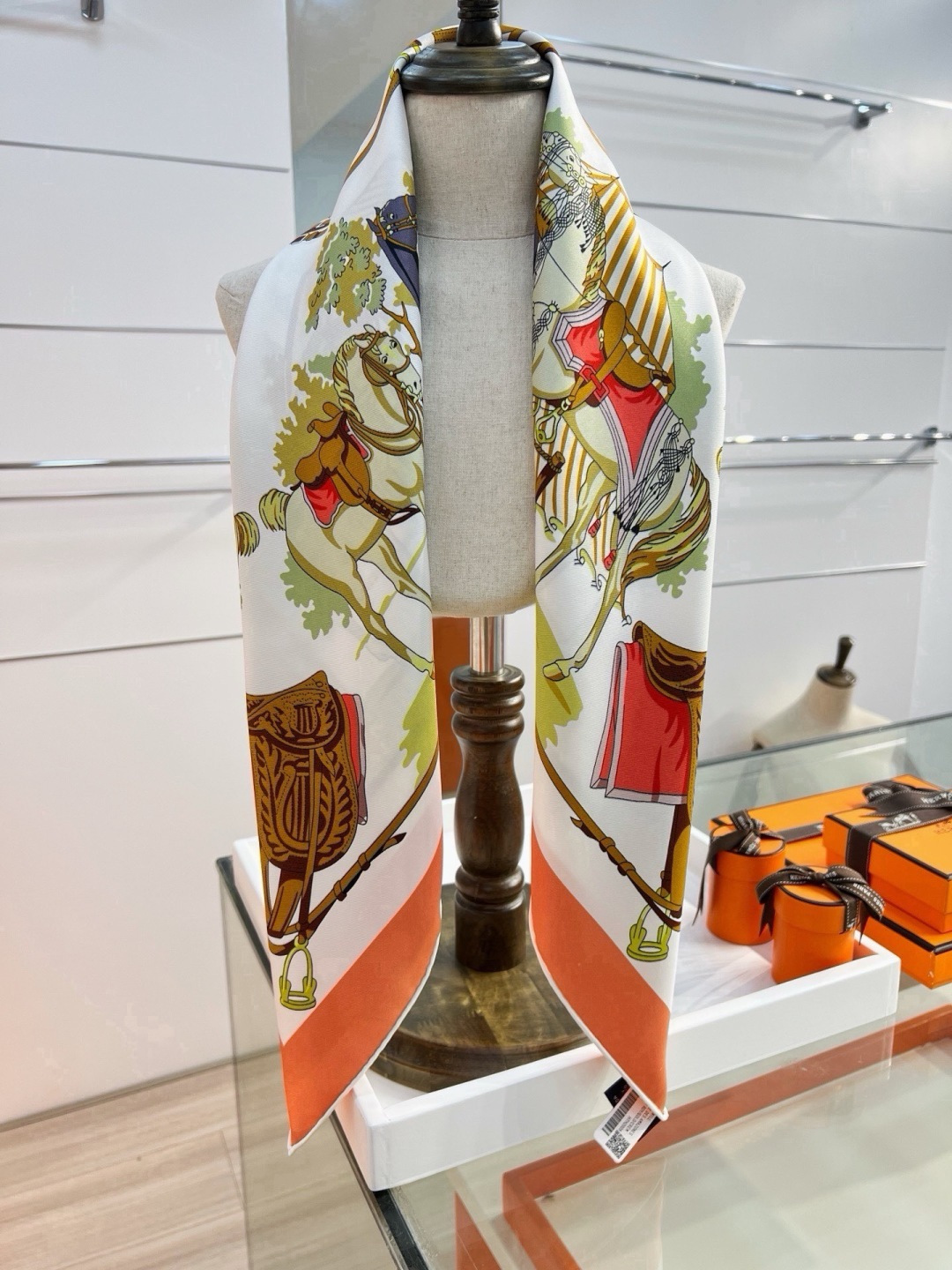 🆕  “马具优雅美学”90方巾 手工卷边真丝方巾（100%桑蚕丝）。 轻盈、大胆和无穷无尽的俏皮感在方巾中交织碰撞，让自