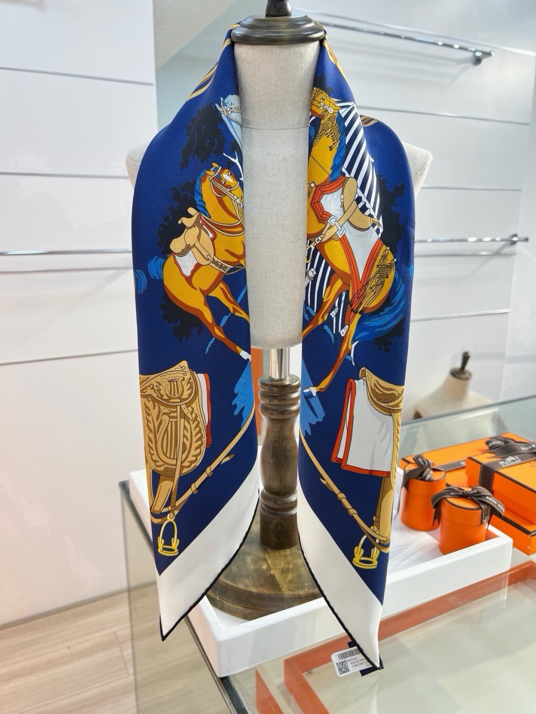 🆕  “马具优雅美学”90方巾 手工卷边真丝方巾（100%桑蚕丝）。 轻盈、大胆和无穷无尽的俏皮感在方巾中交织碰撞，让自