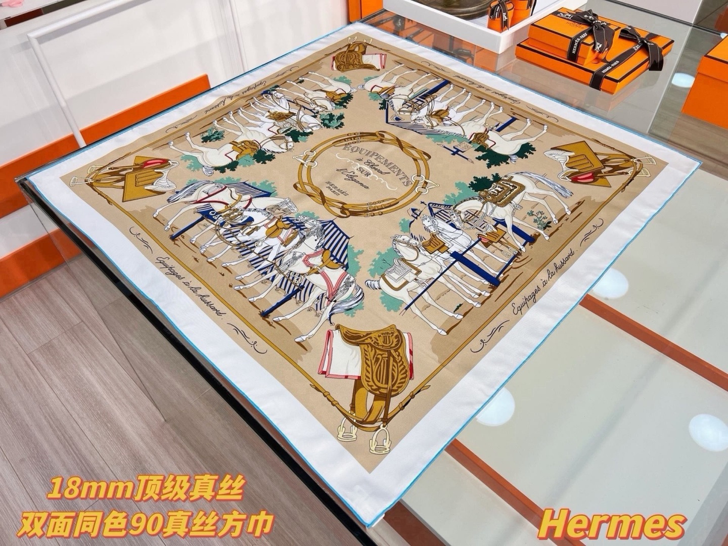 🆕 “马具优雅美学”90方巾 手工卷边真丝方巾(100%桑蚕丝)。 轻盈、大胆和无穷无尽的俏皮感在方巾中交织碰撞,让自 🆕 “马具优雅美学”90方巾 手工卷边真丝方巾(100%桑蚕丝)。 轻盈、大胆和无穷无尽的俏皮感在方巾中交织碰撞,让自