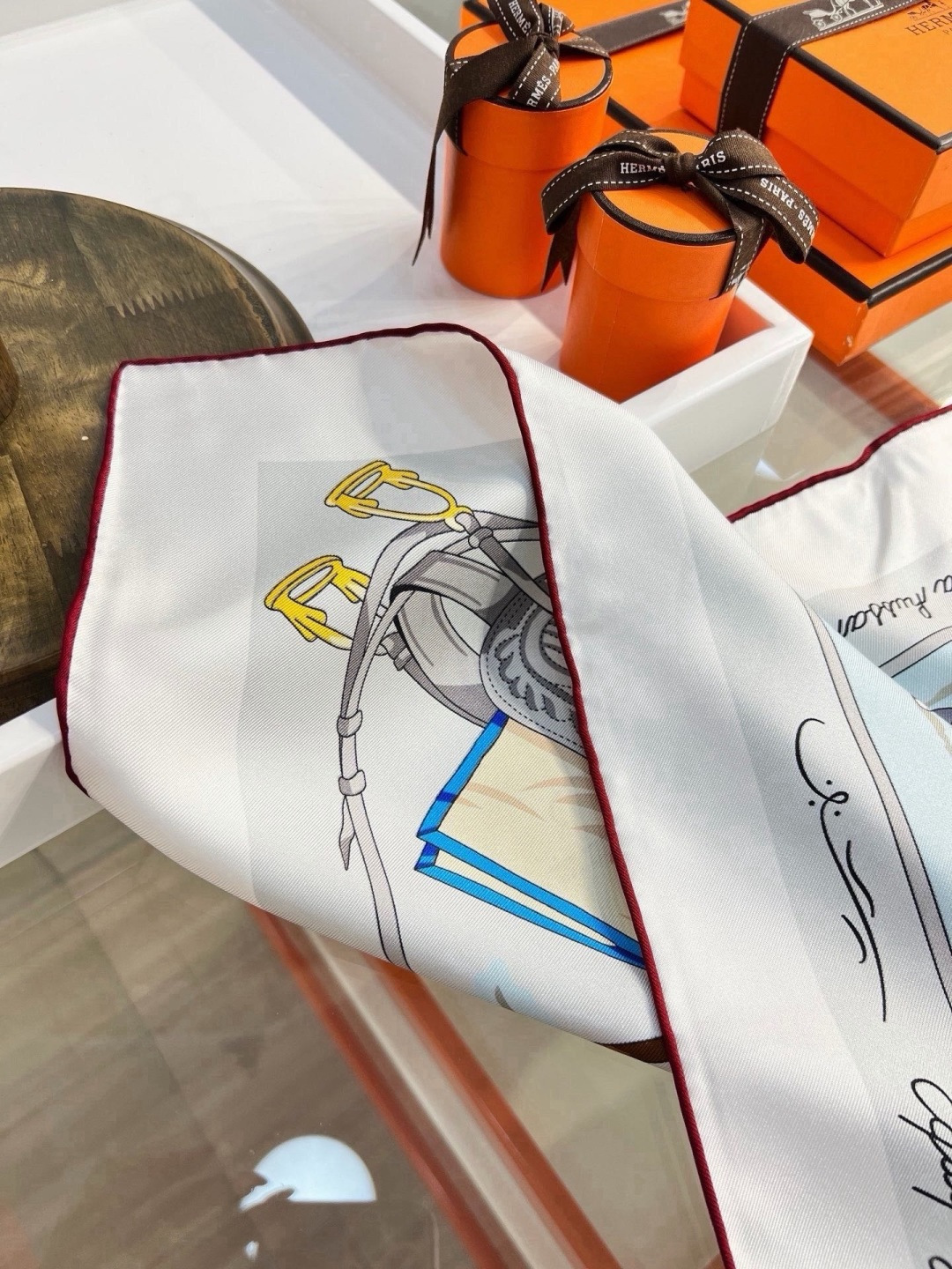 🆕  “马具优雅美学”90方巾 手工卷边真丝方巾（100%桑蚕丝）。 轻盈、大胆和无穷无尽的俏皮感在方巾中交织碰撞，让自