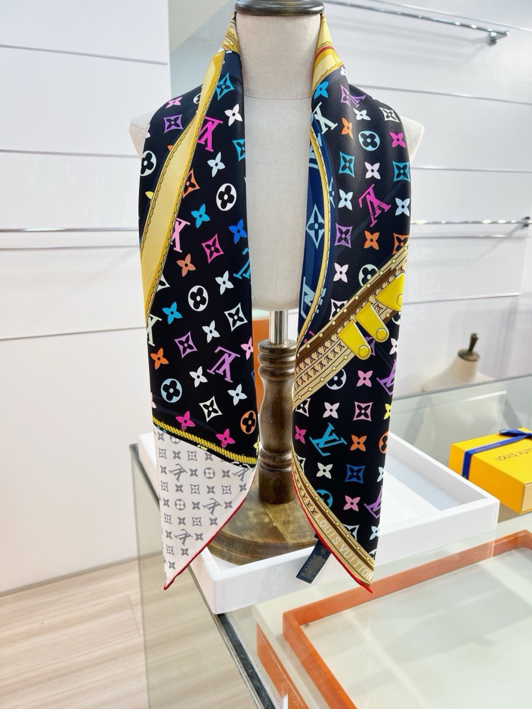 🆕 LV X TM MONOGRAM MULTICOLOR COLLECTOR SQUARE 90方巾 路易威登携手 🆕 LV X TM MONOGRAM MULTICOLOR COLLECTOR SQUARE 90方巾 路易威登携手