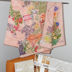 🆕 Dior 印花丝绒方巾 140 厘米 丝绒面料多色 Dior Charming Garden 图案 这款方巾饰以 🆕 Dior 印花丝绒方巾 140 厘米 丝绒面料多色 Dior Charming Garden 图案 这款方巾饰以