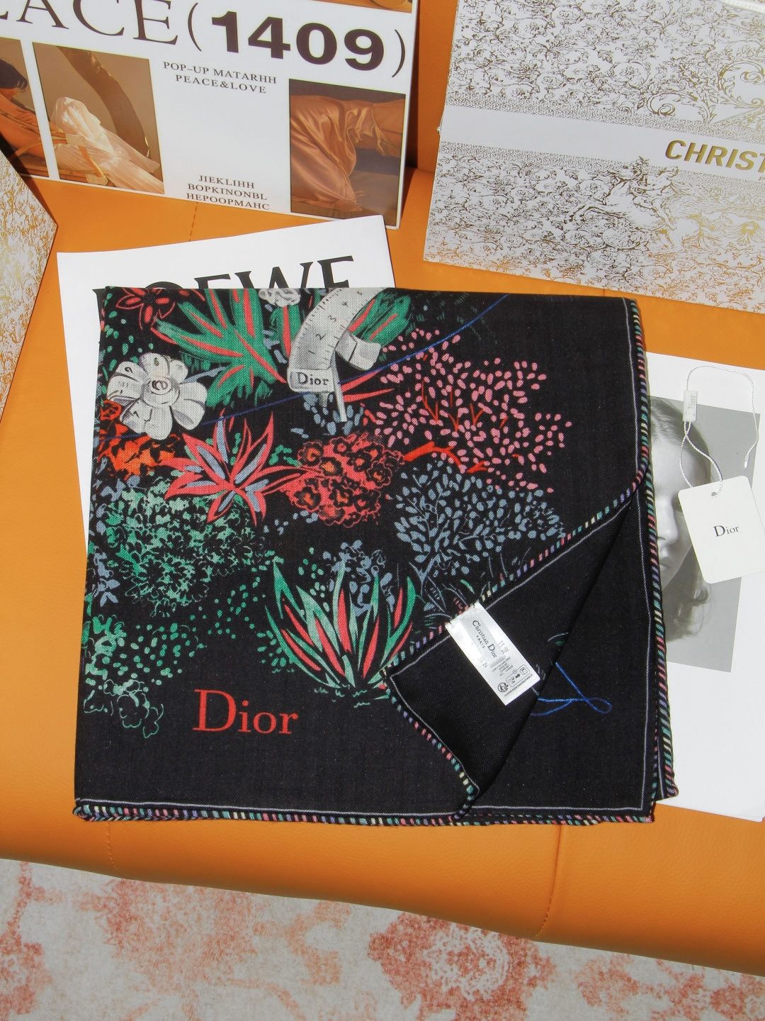 🆕   Dior 印花丝绒方巾 140 厘米 丝绒面料多色 Dior Charming Garden 图案 这款方巾饰以