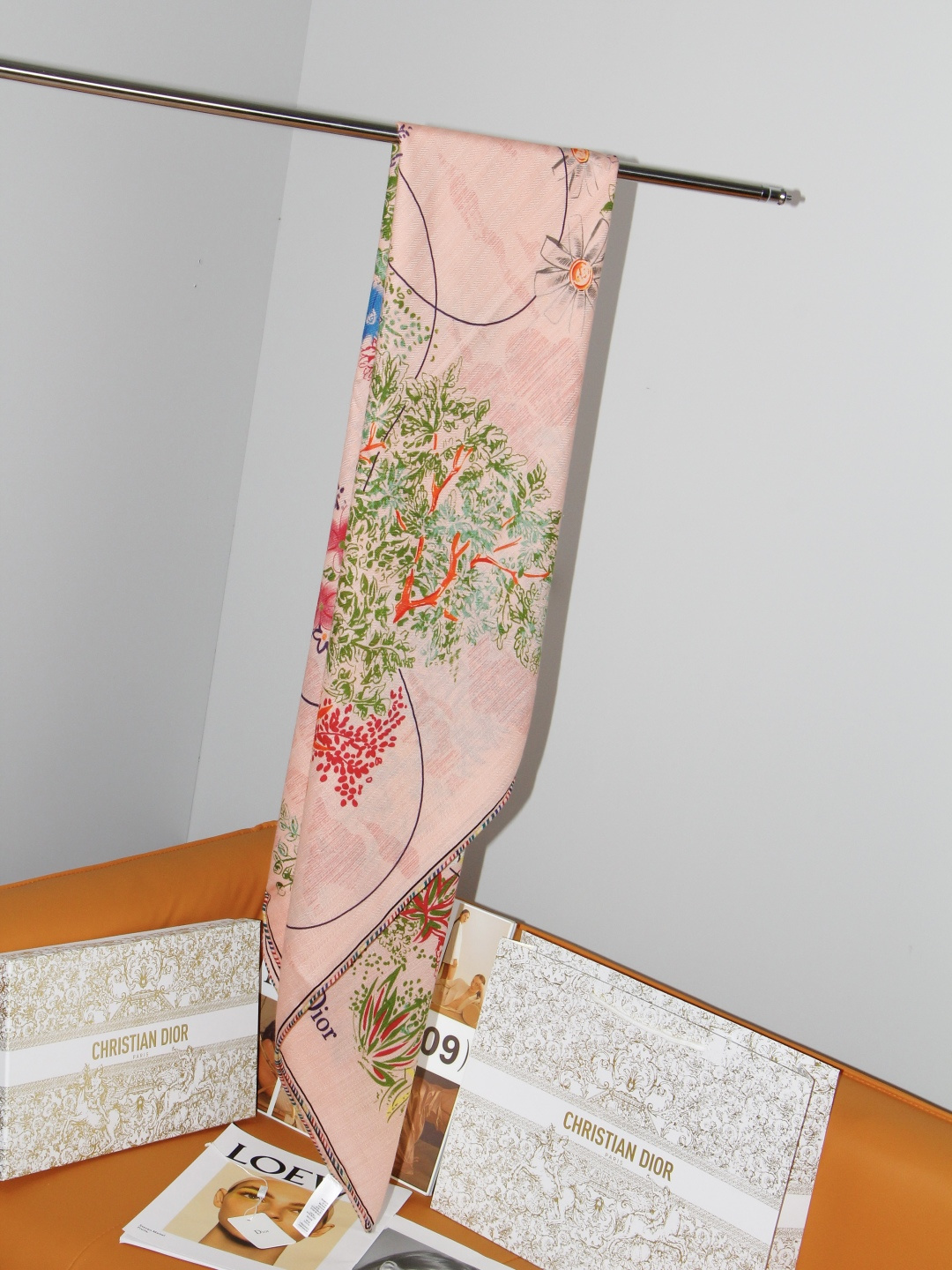 🆕 Dior 印花丝绒方巾 140 厘米 丝绒面料多色 Dior Charming Garden 图案 这款方巾饰以 🆕 Dior 印花丝绒方巾 140 厘米 丝绒面料多色 Dior Charming Garden 图案 这款方巾饰以