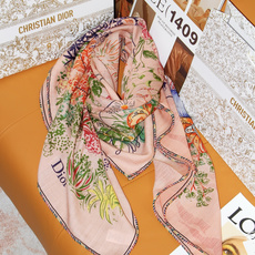 🆕 Dior 印花丝绒方巾 140 厘米 丝绒面料多色 Dior Charming Garden 图案 这款方巾饰以 🆕 Dior 印花丝绒方巾 140 厘米 丝绒面料多色 Dior Charming Garden 图案 这款方巾饰以