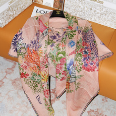 🆕 Dior 印花丝绒方巾 140 厘米 丝绒面料多色 Dior Charming Garden 图案 这款方巾饰以 🆕 Dior 印花丝绒方巾 140 厘米 丝绒面料多色 Dior Charming Garden 图案 这款方巾饰以