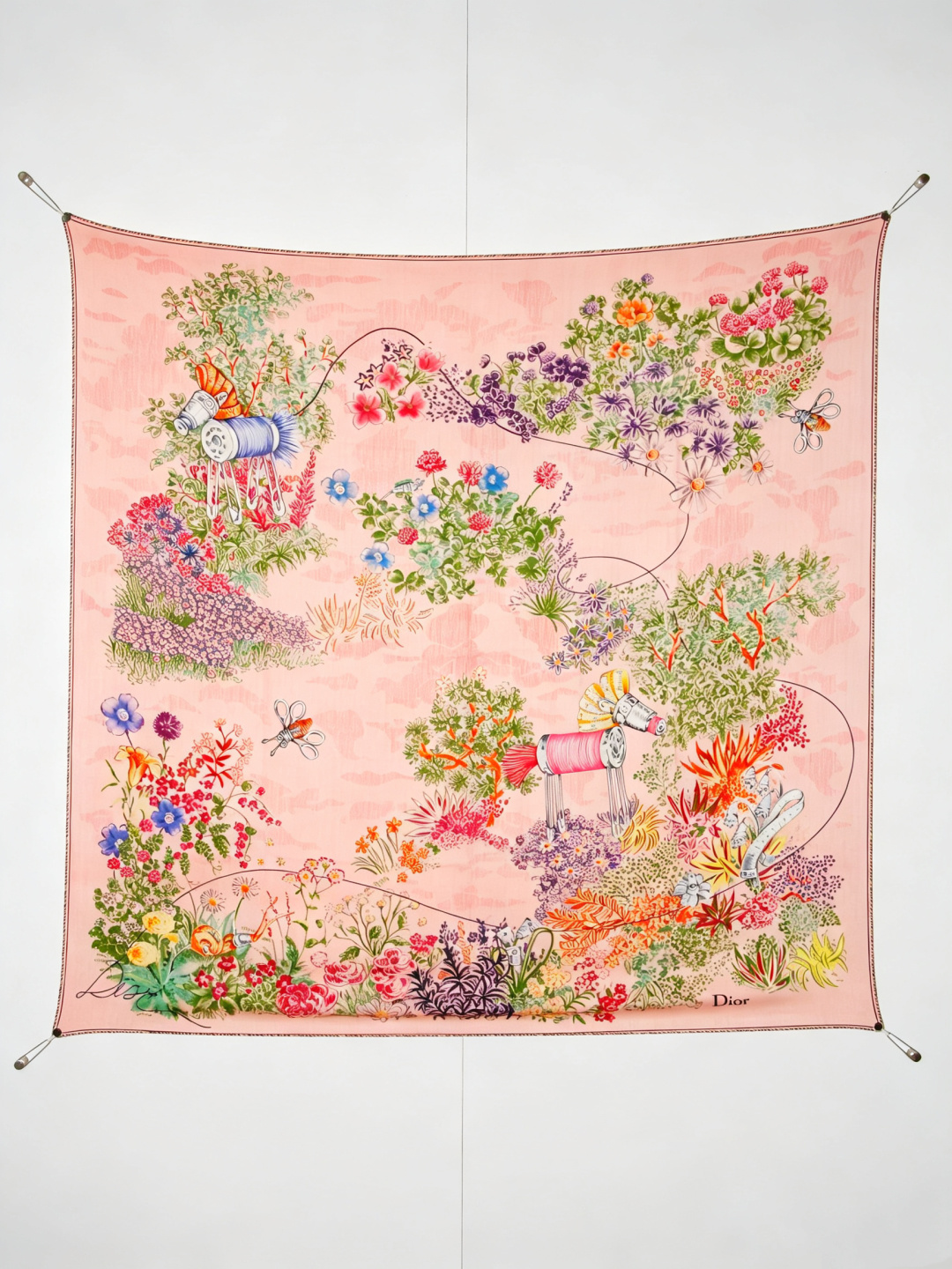 🆕 Dior 印花丝绒方巾 140 厘米 丝绒面料多色 Dior Charming Garden 图案 这款方巾饰以 🆕 Dior 印花丝绒方巾 140 厘米 丝绒面料多色 Dior Charming Garden 图案 这款方巾饰以