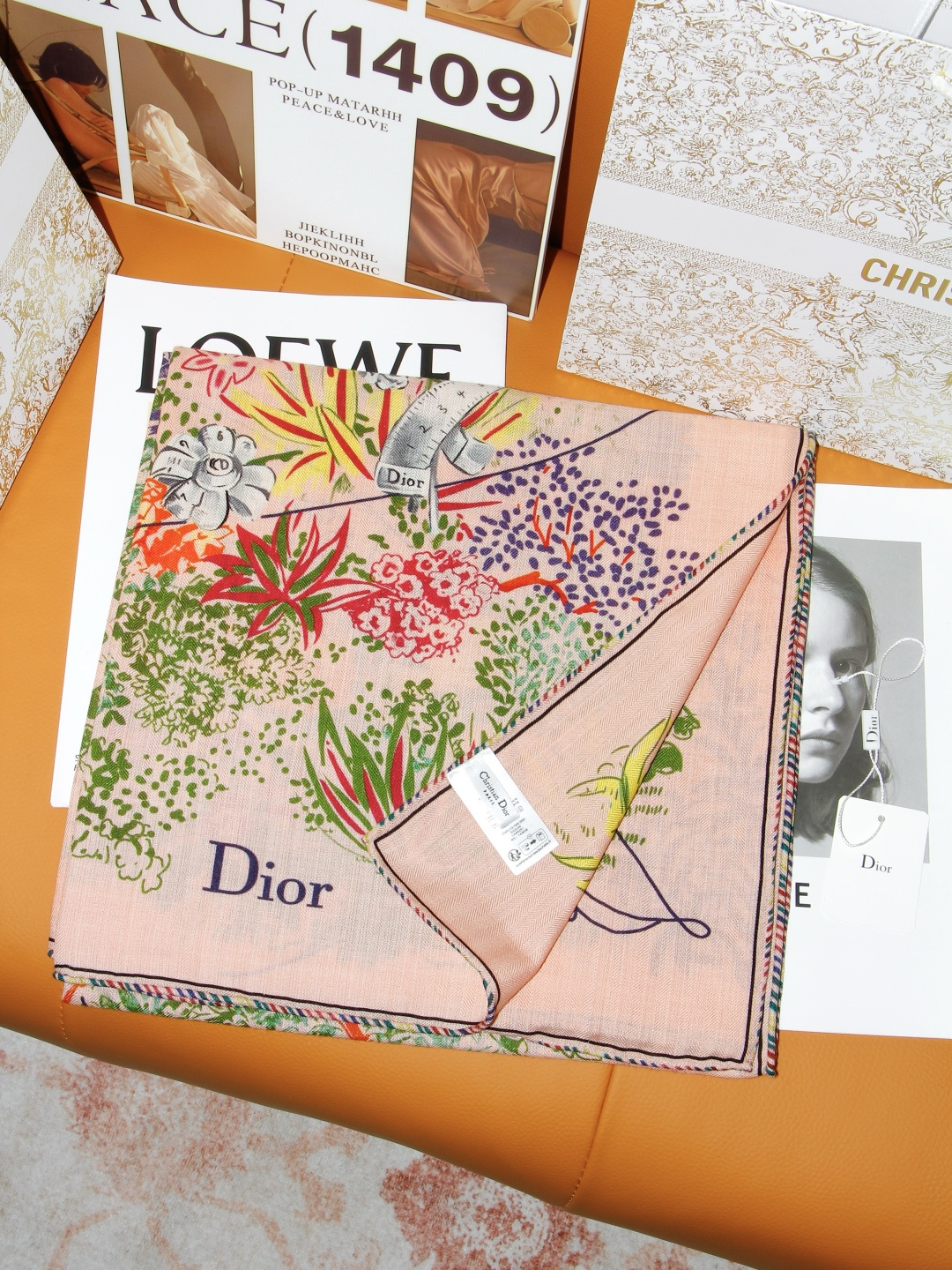 🆕 Dior 印花丝绒方巾 140 厘米 丝绒面料多色 Dior Charming Garden 图案 这款方巾饰以 🆕 Dior 印花丝绒方巾 140 厘米 丝绒面料多色 Dior Charming Garden 图案 这款方巾饰以