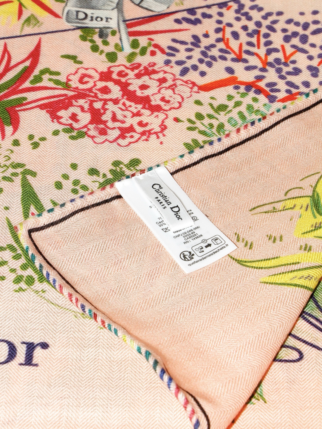 🆕 Dior 印花丝绒方巾 140 厘米 丝绒面料多色 Dior Charming Garden 图案 这款方巾饰以 🆕 Dior 印花丝绒方巾 140 厘米 丝绒面料多色 Dior Charming Garden 图案 这款方巾饰以