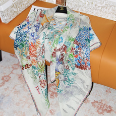🆕 Dior 印花丝绒方巾 140 厘米 丝绒面料多色 Dior Charming Garden 图案 这款方巾饰以 🆕 Dior 印花丝绒方巾 140 厘米 丝绒面料多色 Dior Charming Garden 图案 这款方巾饰以