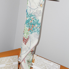 🆕 Dior 印花丝绒方巾 140 厘米 丝绒面料多色 Dior Charming Garden 图案 这款方巾饰以 🆕 Dior 印花丝绒方巾 140 厘米 丝绒面料多色 Dior Charming Garden 图案 这款方巾饰以