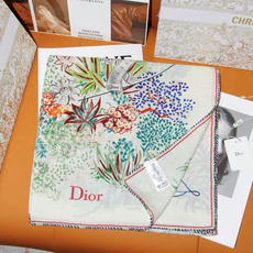 🆕 Dior 印花丝绒方巾 140 厘米 丝绒面料多色 Dior Charming Garden 图案 这款方巾饰以 🆕 Dior 印花丝绒方巾 140 厘米 丝绒面料多色 Dior Charming Garden 图案 这款方巾饰以