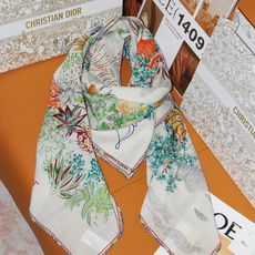 🆕 Dior 印花丝绒方巾 140 厘米 丝绒面料多色 Dior Charming Garden 图案 这款方巾饰以 🆕 Dior 印花丝绒方巾 140 厘米 丝绒面料多色 Dior Charming Garden 图案 这款方巾饰以