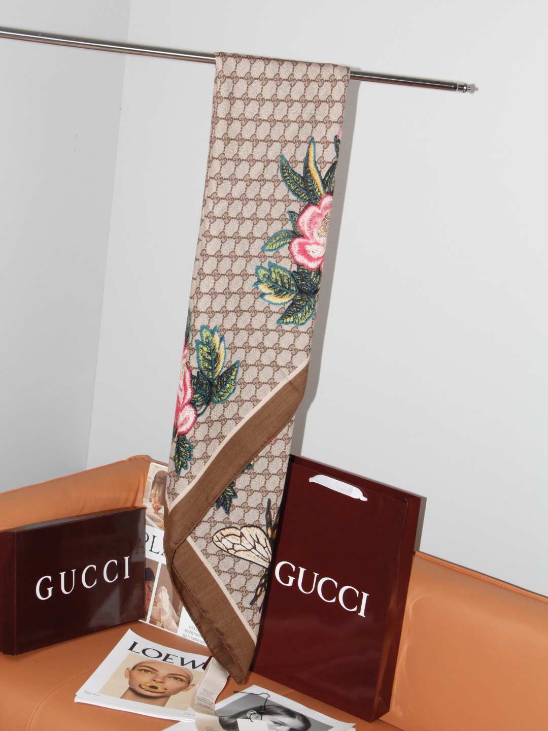 🆕  Gucci ~140双面同色披肩 手工卷边山羊绒和真丝混纺披肩（70%山羊绒、30%桑蚕丝）。 这款迷人的140披