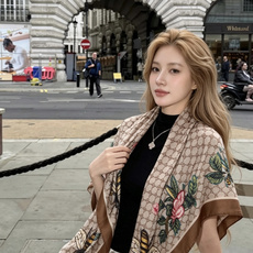 🆕 Gucci ~140双面同色披肩 手工卷边山羊绒和真丝混纺披肩(70%山羊绒、30%桑蚕丝)。 这款迷人的140披 🆕 Gucci ~140双面同色披肩 手工卷边山羊绒和真丝混纺披肩(70%山羊绒、30%桑蚕丝)。 这款迷人的140披