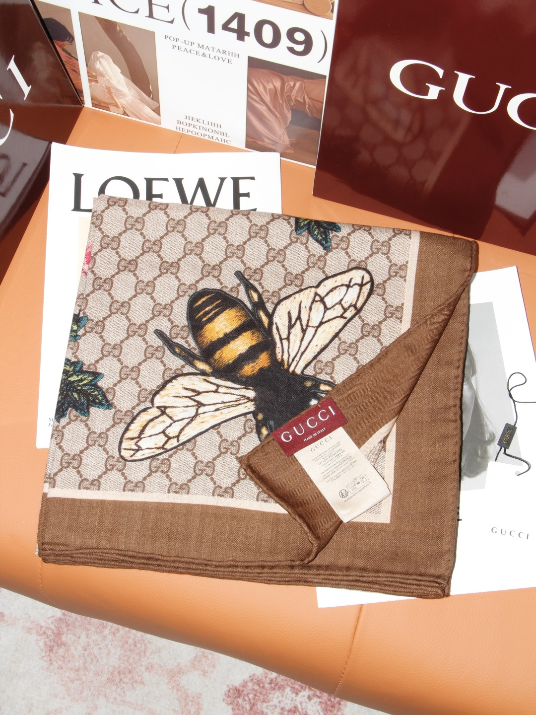🆕  Gucci ~140双面同色披肩 手工卷边山羊绒和真丝混纺披肩（70%山羊绒、30%桑蚕丝）。 这款迷人的140披