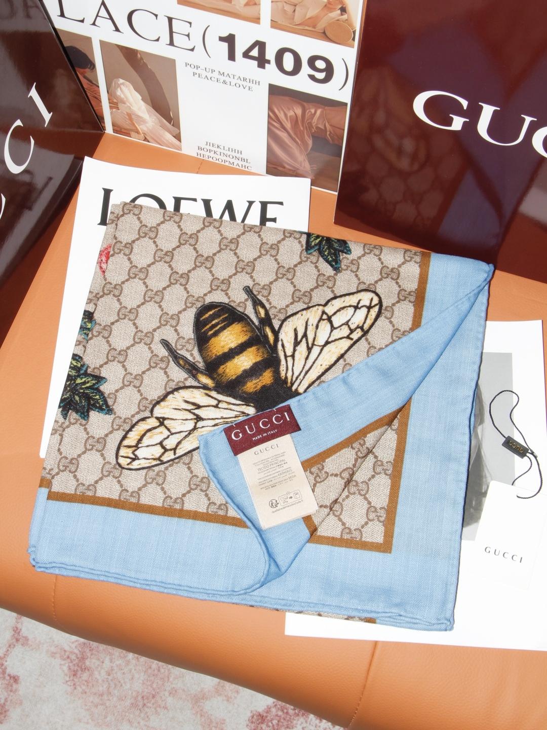 🆕  Gucci ~140双面同色披肩 手工卷边山羊绒和真丝混纺披肩（70%山羊绒、30%桑蚕丝）。 这款迷人的140披