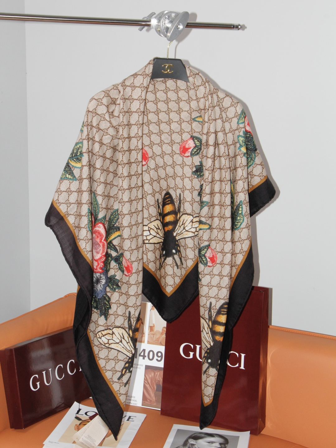 🆕 Gucci ~140双面同色披肩 手工卷边山羊绒和真丝混纺披肩(70%山羊绒、30%桑蚕丝)。 这款迷人的140披 🆕 Gucci ~140双面同色披肩 手工卷边山羊绒和真丝混纺披肩(70%山羊绒、30%桑蚕丝)。 这款迷人的140披