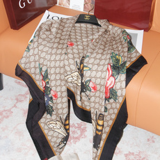 🆕 Gucci ~140双面同色披肩 手工卷边山羊绒和真丝混纺披肩(70%山羊绒、30%桑蚕丝)。 这款迷人的140披 🆕 Gucci ~140双面同色披肩 手工卷边山羊绒和真丝混纺披肩(70%山羊绒、30%桑蚕丝)。 这款迷人的140披