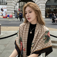 🆕 Gucci ~140双面同色披肩 手工卷边山羊绒和真丝混纺披肩(70%山羊绒、30%桑蚕丝)。 这款迷人的140披 🆕 Gucci ~140双面同色披肩 手工卷边山羊绒和真丝混纺披肩(70%山羊绒、30%桑蚕丝)。 这款迷人的140披