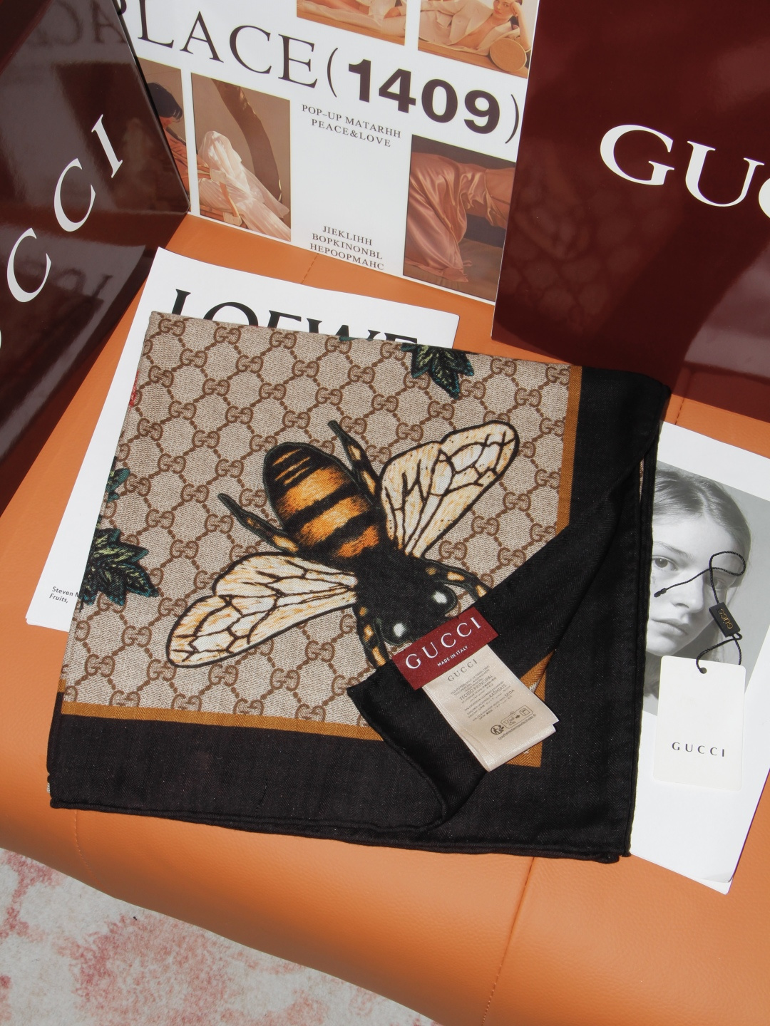 🆕 Gucci ~140双面同色披肩 手工卷边山羊绒和真丝混纺披肩(70%山羊绒、30%桑蚕丝)。 这款迷人的140披 🆕 Gucci ~140双面同色披肩 手工卷边山羊绒和真丝混纺披肩(70%山羊绒、30%桑蚕丝)。 这款迷人的140披