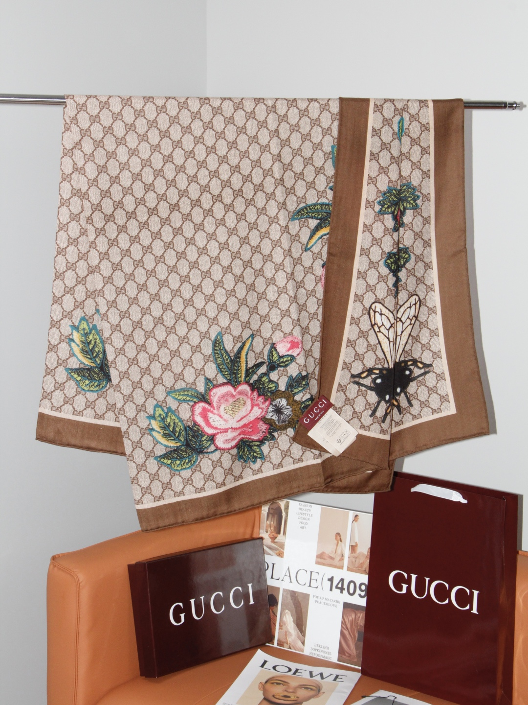 🆕  Gucci ~140双面同色披肩 手工卷边山羊绒和真丝混纺披肩（70%山羊绒、30%桑蚕丝）。 这款迷人的140披