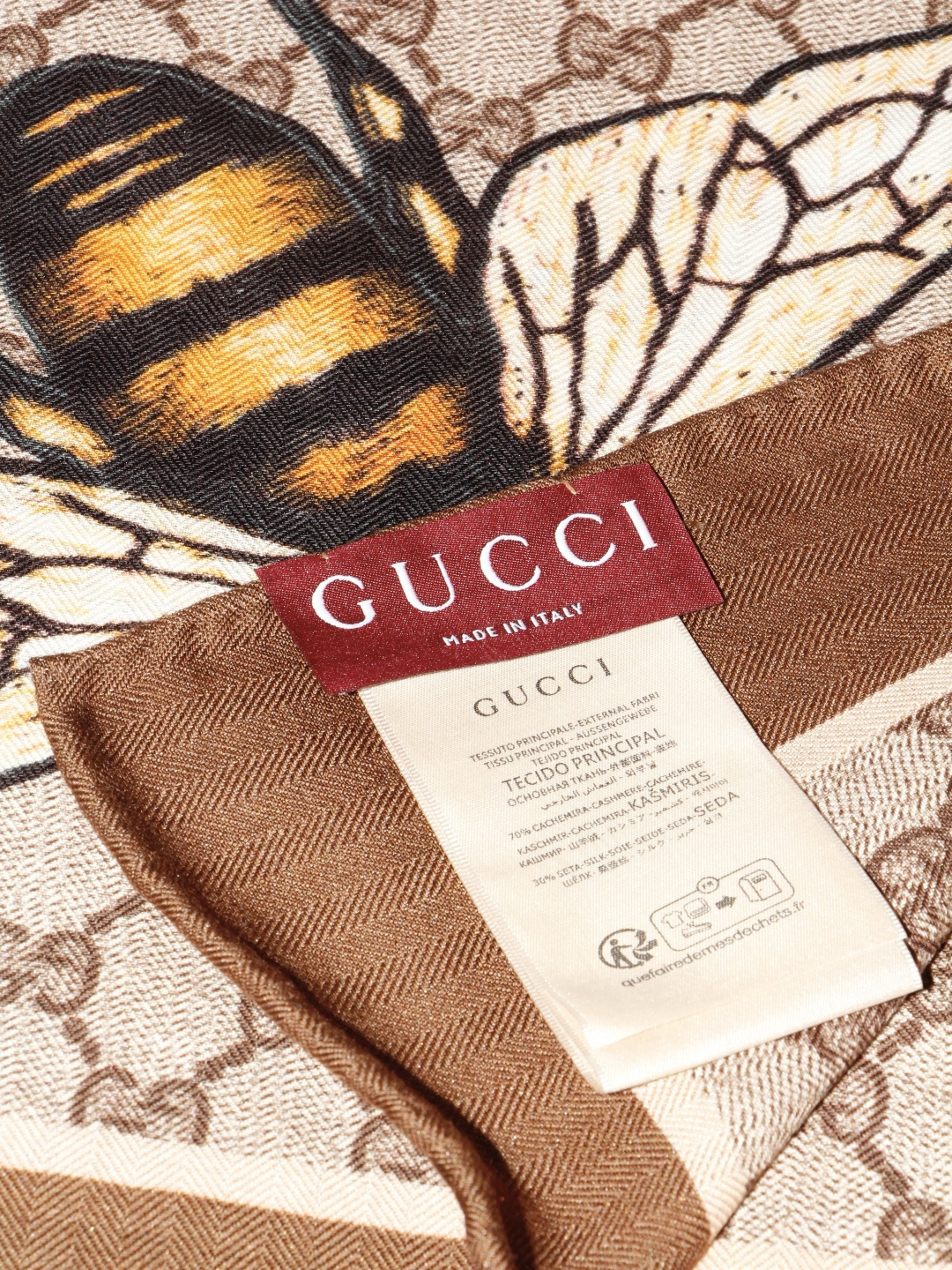 🆕  Gucci ~140双面同色披肩 手工卷边山羊绒和真丝混纺披肩（70%山羊绒、30%桑蚕丝）。 这款迷人的140披
