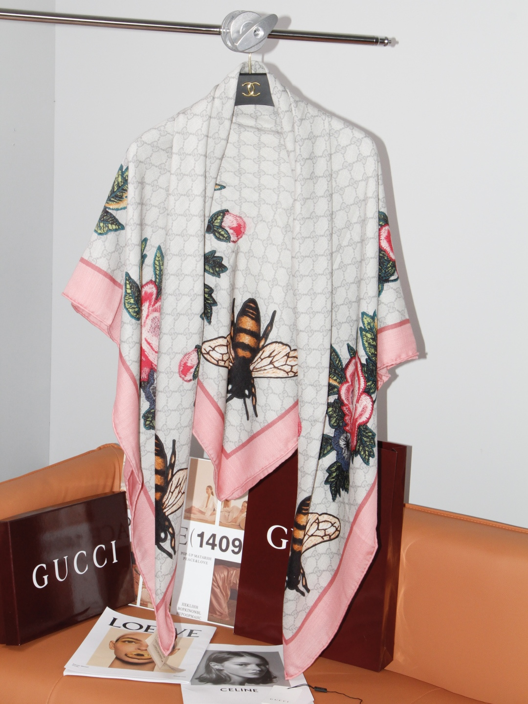 🆕  Gucci ~140双面同色披肩 手工卷边山羊绒和真丝混纺披肩（70%山羊绒、30%桑蚕丝）。 这款迷人的140披