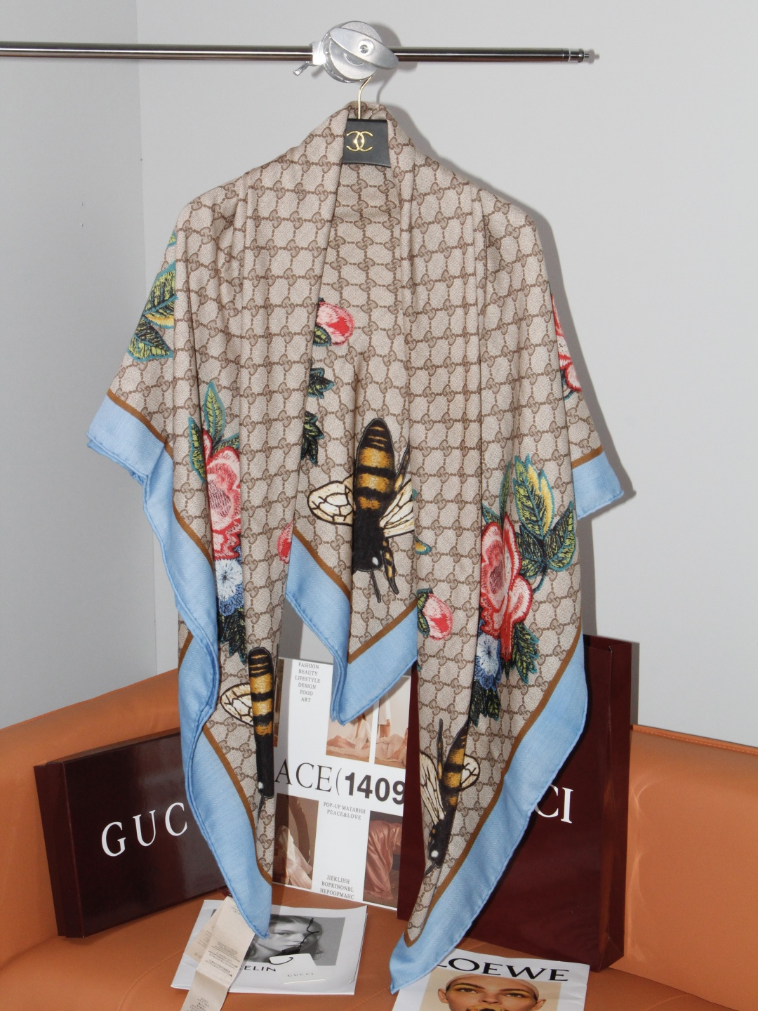🆕  Gucci ~140双面同色披肩 手工卷边山羊绒和真丝混纺披肩（70%山羊绒、30%桑蚕丝）。 这款迷人的140披