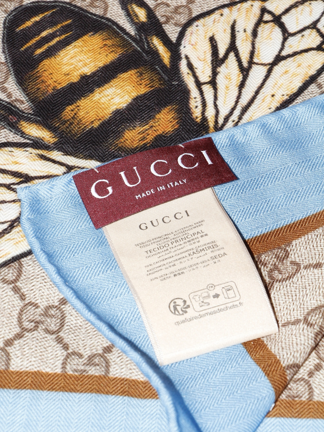 🆕  Gucci ~140双面同色披肩 手工卷边山羊绒和真丝混纺披肩（70%山羊绒、30%桑蚕丝）。 这款迷人的140披