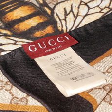 🆕 Gucci ~140双面同色披肩 手工卷边山羊绒和真丝混纺披肩(70%山羊绒、30%桑蚕丝)。 这款迷人的140披 🆕 Gucci ~140双面同色披肩 手工卷边山羊绒和真丝混纺披肩(70%山羊绒、30%桑蚕丝)。 这款迷人的140披