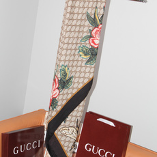🆕 Gucci ~140双面同色披肩 手工卷边山羊绒和真丝混纺披肩(70%山羊绒、30%桑蚕丝)。 这款迷人的140披 🆕 Gucci ~140双面同色披肩 手工卷边山羊绒和真丝混纺披肩(70%山羊绒、30%桑蚕丝)。 这款迷人的140披