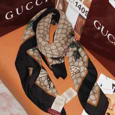 🆕 Gucci ~140双面同色披肩 手工卷边山羊绒和真丝混纺披肩(70%山羊绒、30%桑蚕丝)。 这款迷人的140披 🆕 Gucci ~140双面同色披肩 手工卷边山羊绒和真丝混纺披肩(70%山羊绒、30%桑蚕丝)。 这款迷人的140披