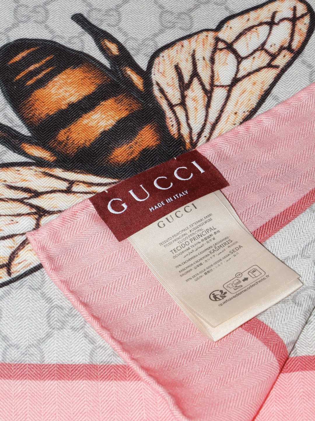 🆕  Gucci ~140双面同色披肩 手工卷边山羊绒和真丝混纺披肩（70%山羊绒、30%桑蚕丝）。 这款迷人的140披