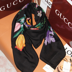 🆕 Gucci 花卉双面印花140丝绒披肩 26秋冬系列倾情推出活力十足的丝绒配饰,这款缀饰Gucci Flora花 🆕 Gucci 花卉双面印花140丝绒披肩 26秋冬系列倾情推出活力十足的丝绒配饰,这款缀饰Gucci Flora花