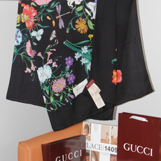 🆕 Gucci 花卉双面印花140丝绒披肩 26秋冬系列倾情推出活力十足的丝绒配饰,这款缀饰Gucci Flora花 🆕 Gucci 花卉双面印花140丝绒披肩 26秋冬系列倾情推出活力十足的丝绒配饰,这款缀饰Gucci Flora花