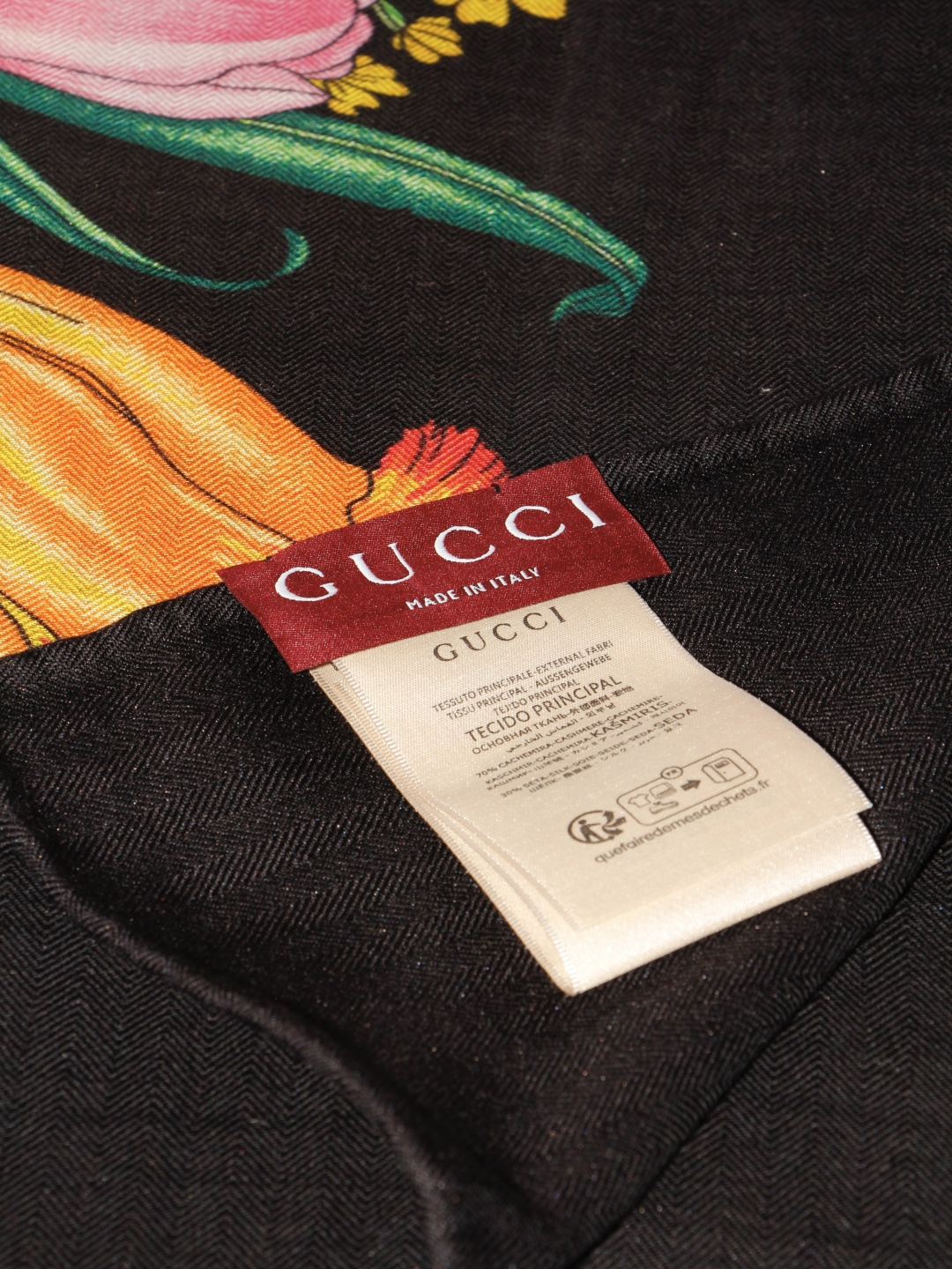 🆕 Gucci 花卉双面印花140丝绒披肩 26秋冬系列倾情推出活力十足的丝绒配饰,这款缀饰Gucci Flora花 🆕 Gucci 花卉双面印花140丝绒披肩 26秋冬系列倾情推出活力十足的丝绒配饰,这款缀饰Gucci Flora花