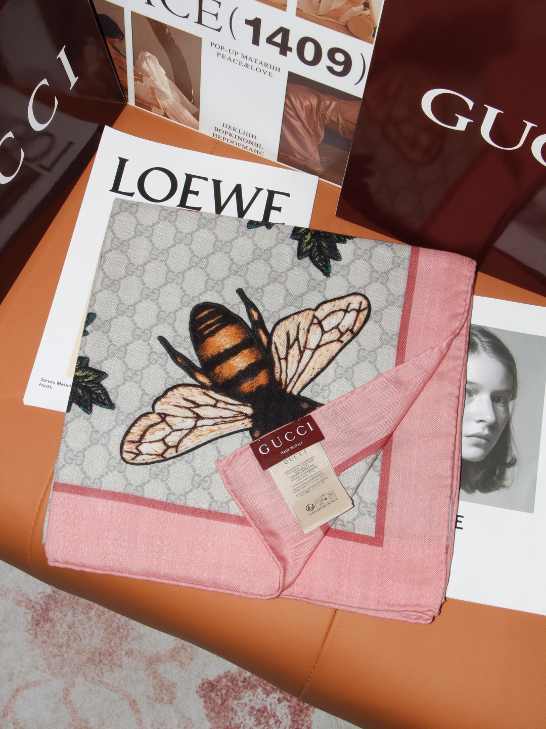 🆕  Gucci ~140双面同色披肩 手工卷边山羊绒和真丝混纺披肩（70%山羊绒、30%桑蚕丝）。 这款迷人的140披