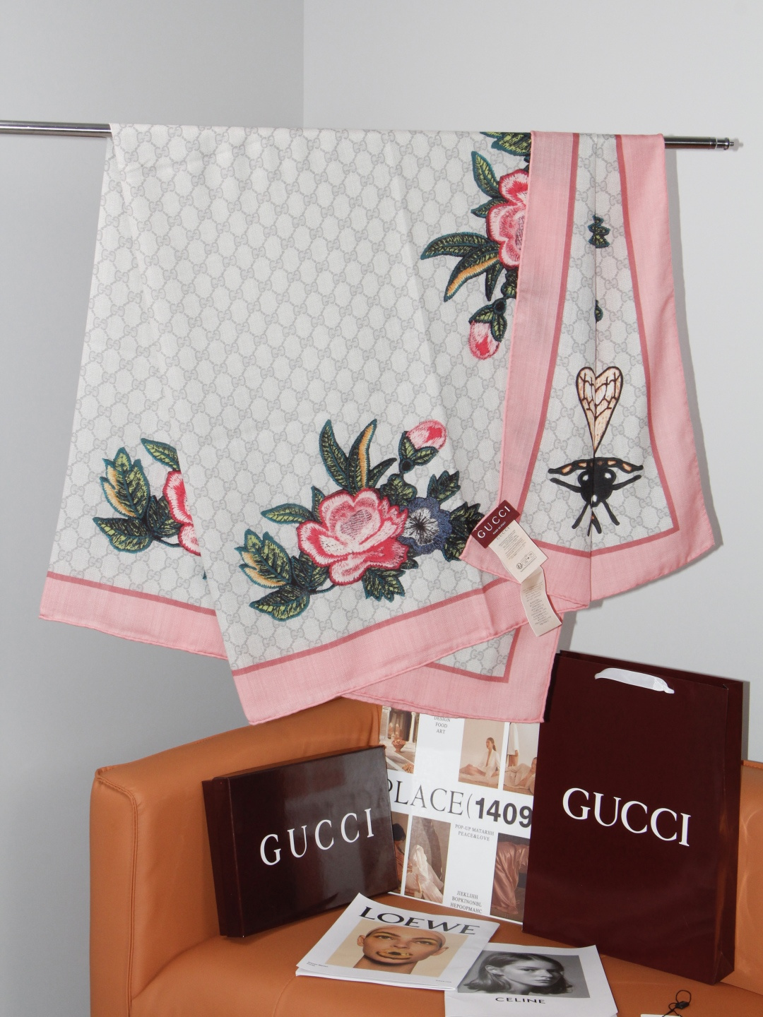 🆕  Gucci ~140双面同色披肩 手工卷边山羊绒和真丝混纺披肩（70%山羊绒、30%桑蚕丝）。 这款迷人的140披